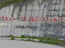 Grafit na cesti proti Podmeji, april 2011 Grafit TRB. = 20 SEŽIGALNIC, cesta proti Podmeji, april 2011
